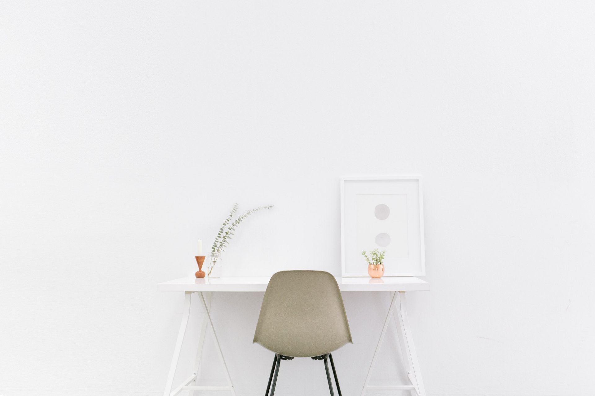 A minimalist workspace will help you focus on work.